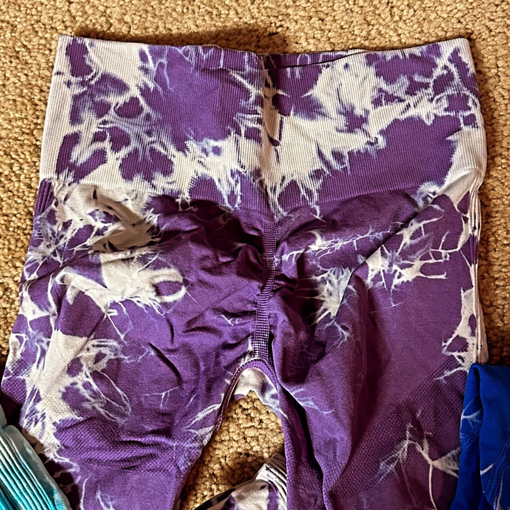 Shein Tie dye butt scrunch leggings.Size small.$7 a piece or $40 for all!